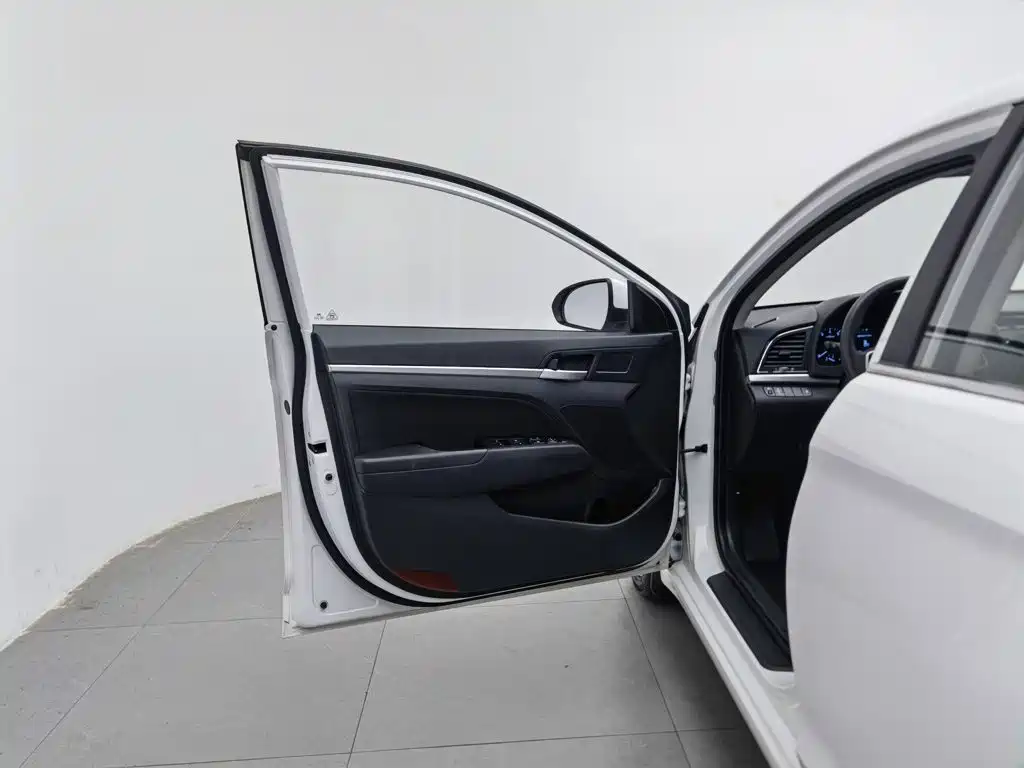 Hyundai Elantra — миниатюра 8