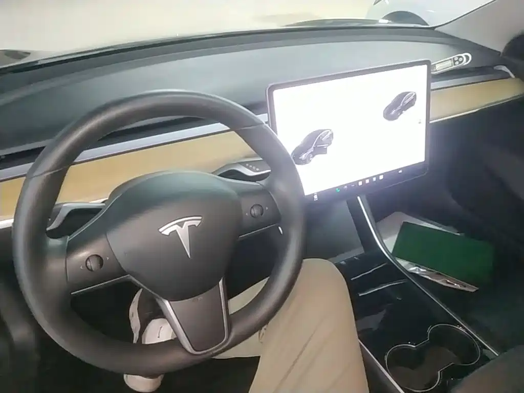 Tesla Model 3 — миниатюра 10