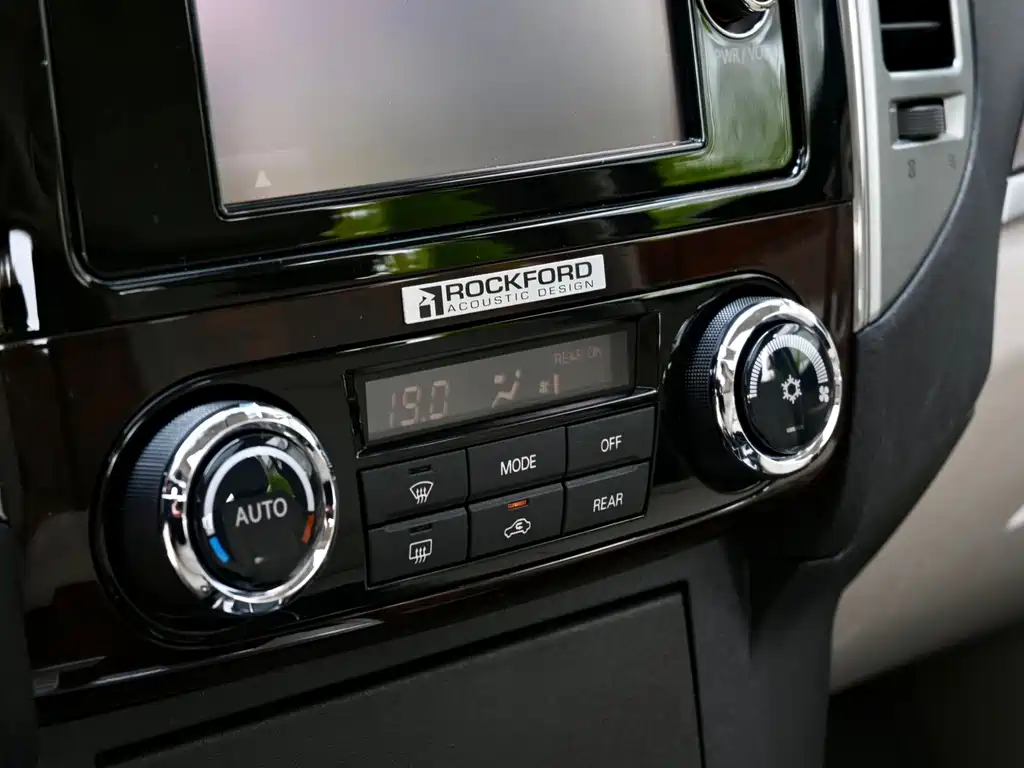 Mitsubishi Pajero (Import) — миниатюра 17