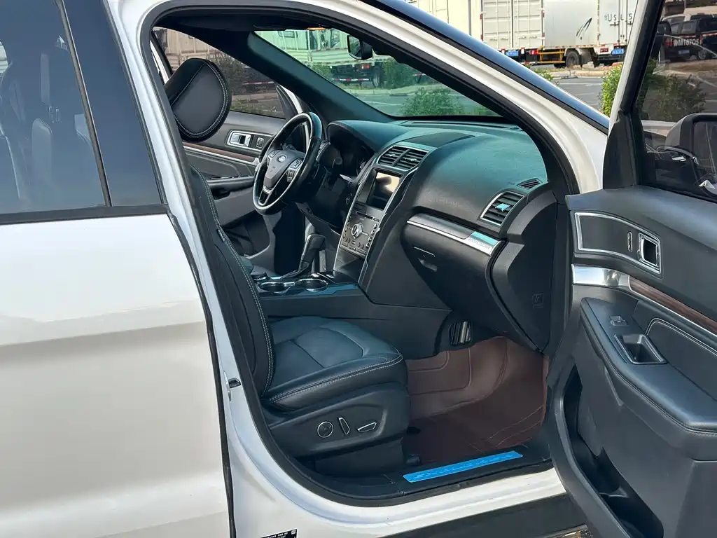 Ford Explorer (Import) — миниатюра 9