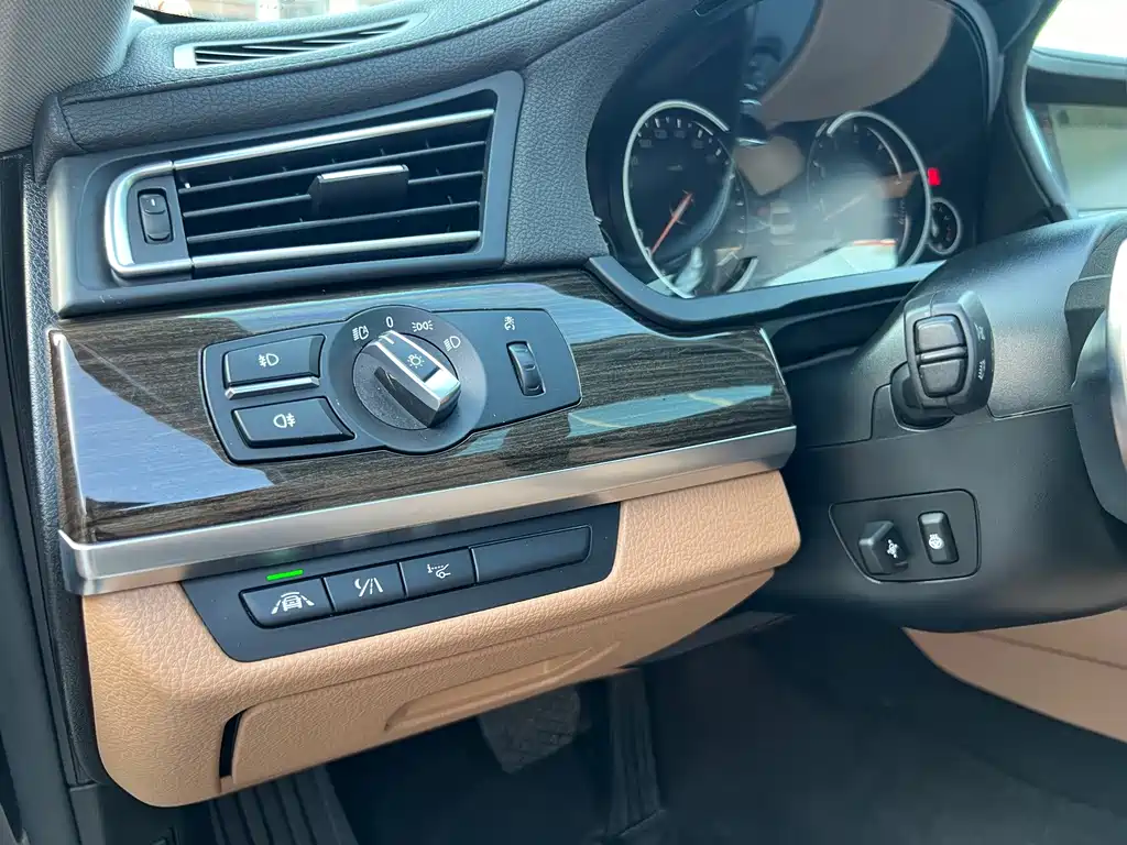 BMW 7 Series — миниатюра 13