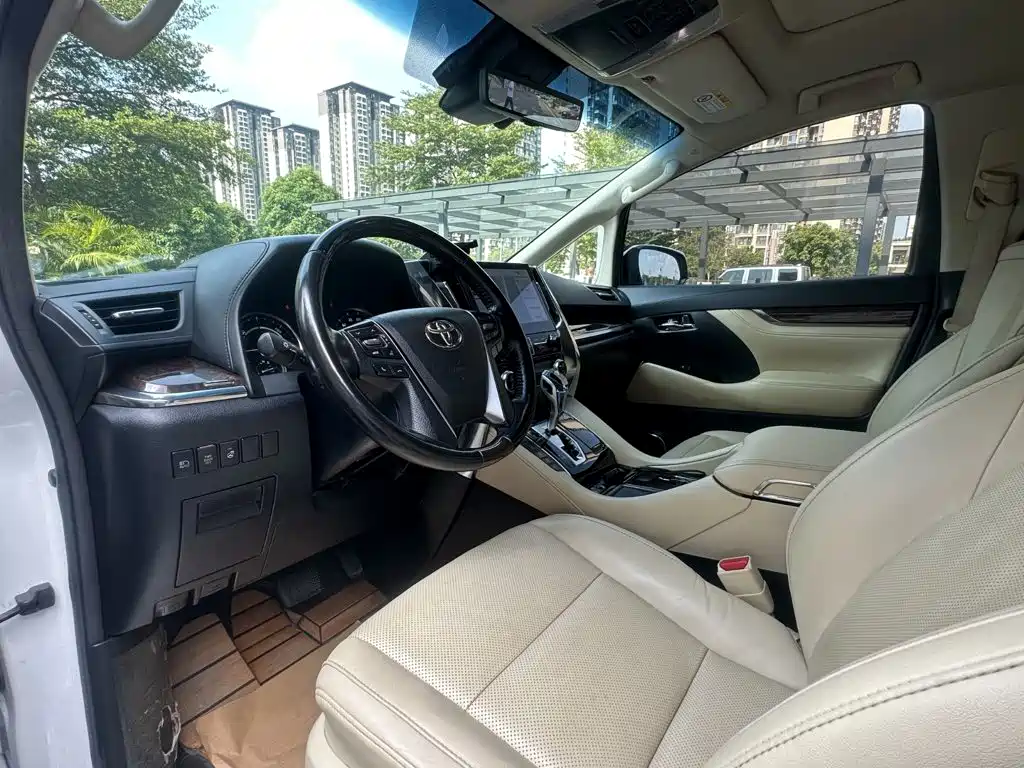 Toyota Alphard — миниатюра 8