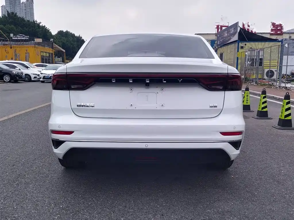 Geely Emgrand 2022 4 1.5L CVT Luxury