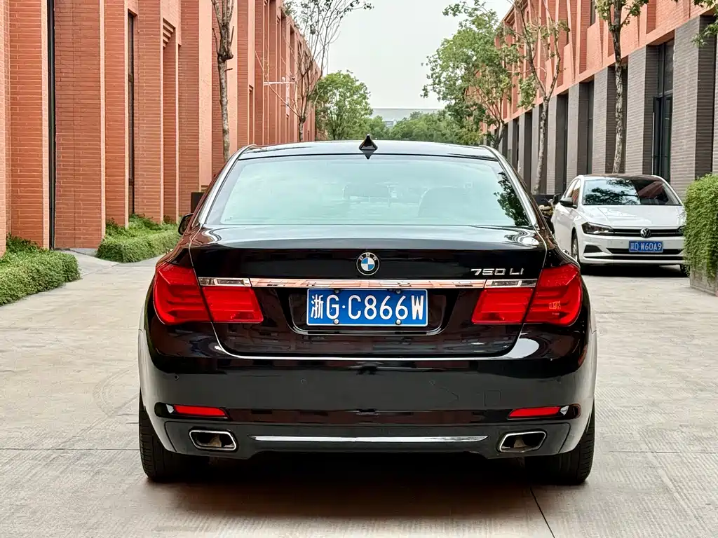 BMW 7 Series — миниатюра 5