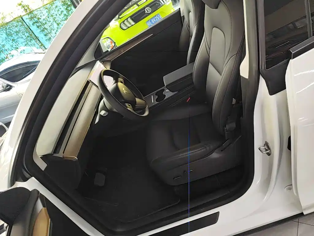 Tesla Model Y — миниатюра 15