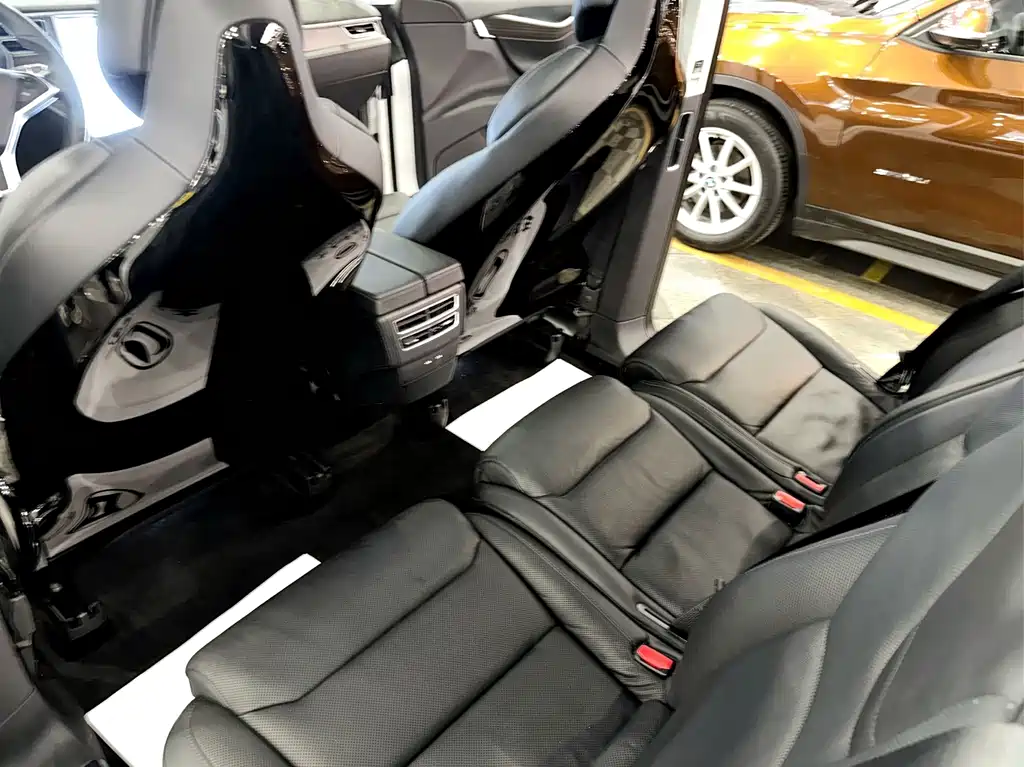 Tesla Model X — миниатюра 17