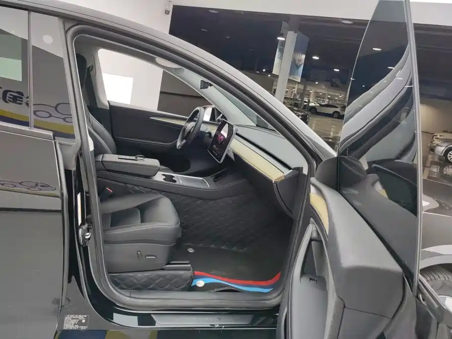 Tesla Model Y — миниатюра 8