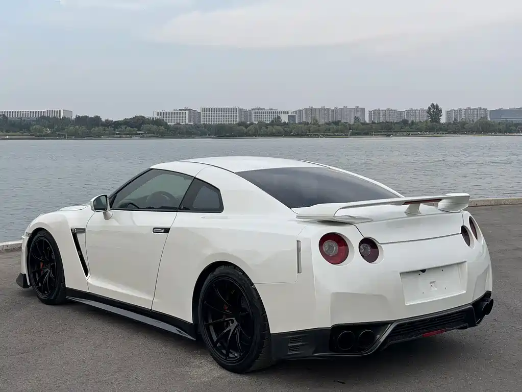 Nissan GT-R — миниатюра 6