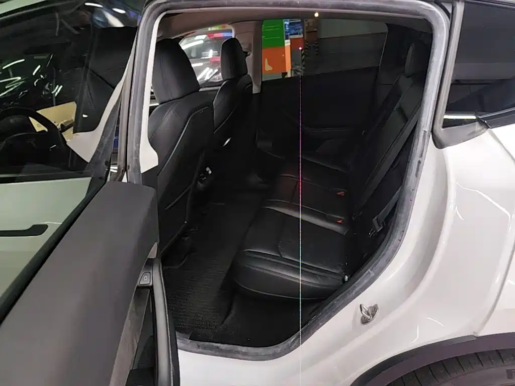 Tesla Model Y — миниатюра 17