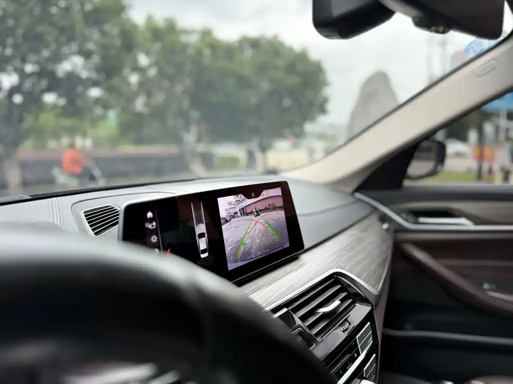 BMW 5 Series — миниатюра 2