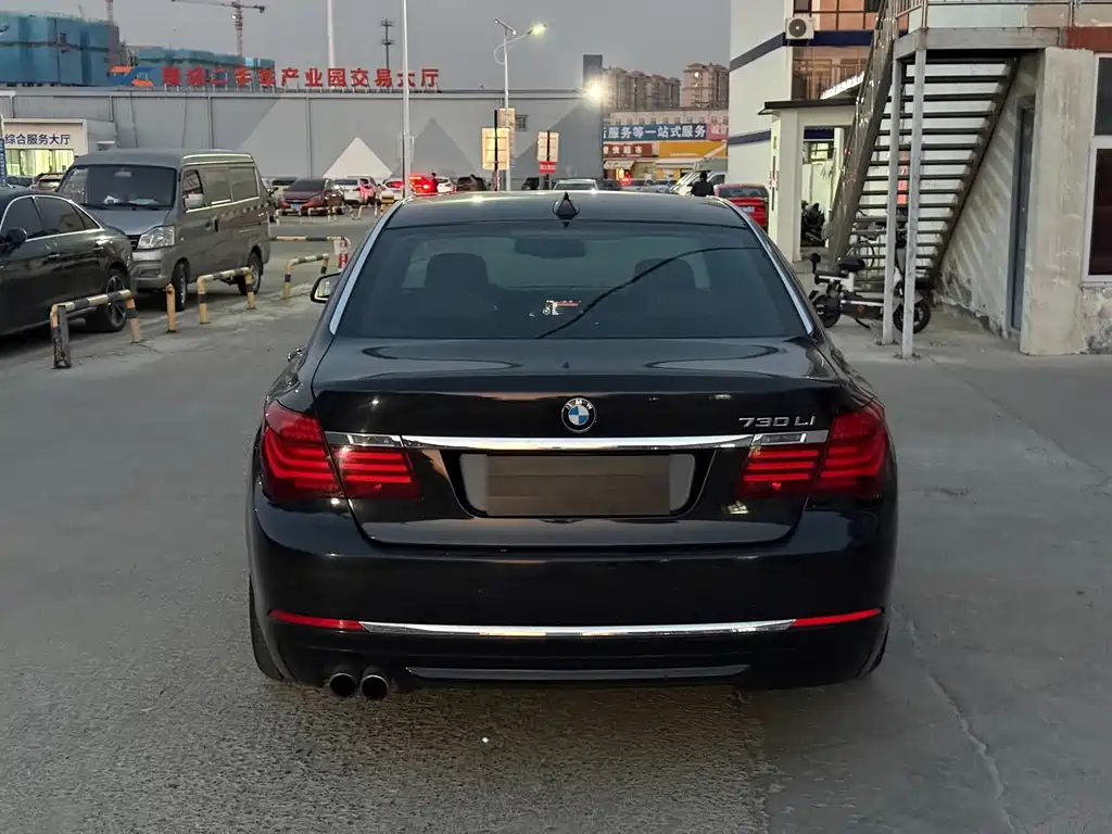 BMW 7 Series — миниатюра 8