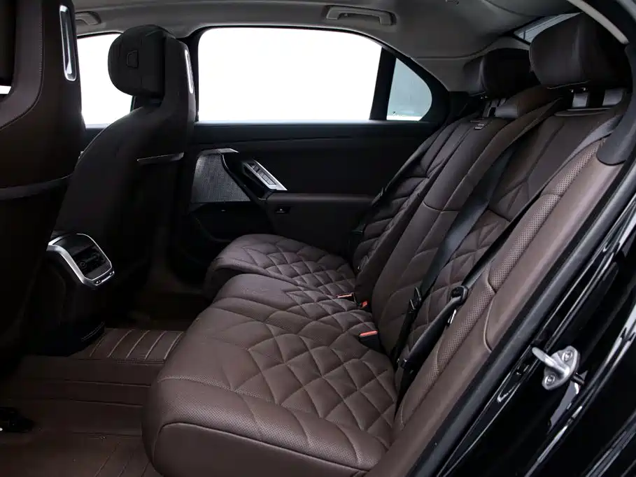 BMW 7 Series — миниатюра 14