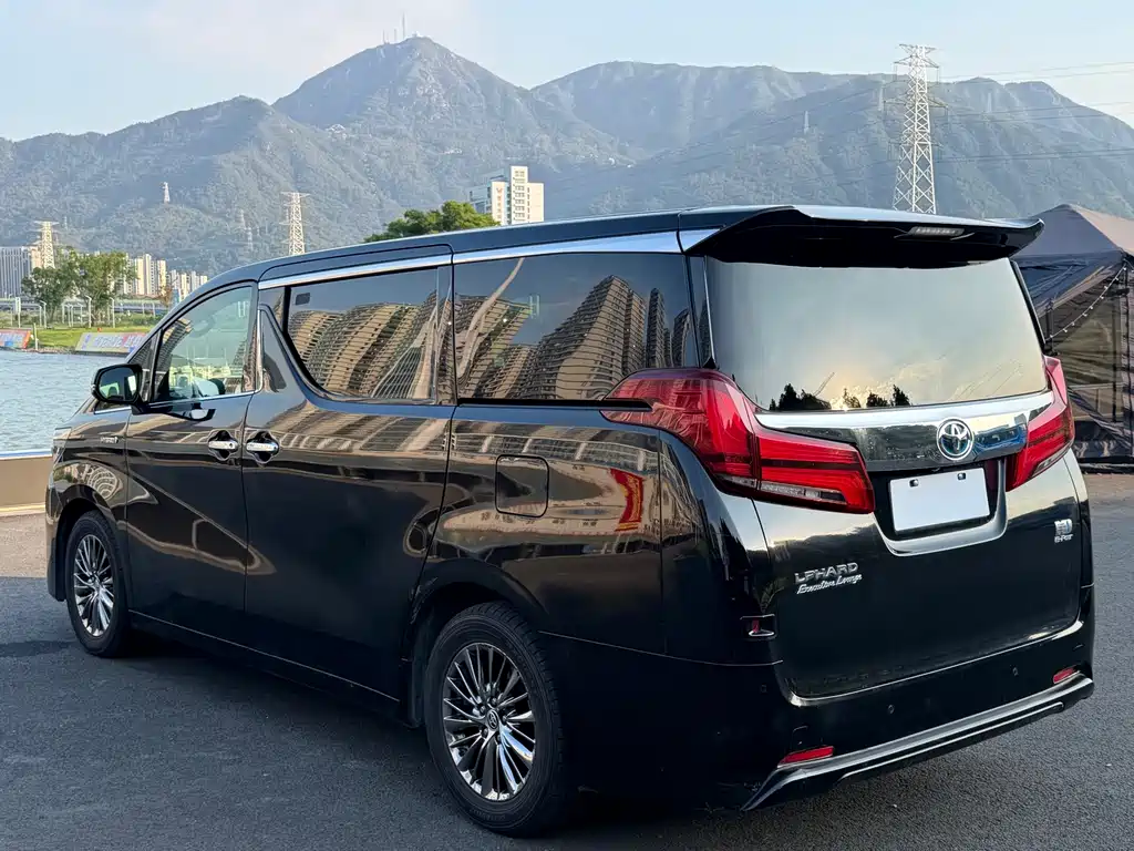 Toyota Alphard — миниатюра 9