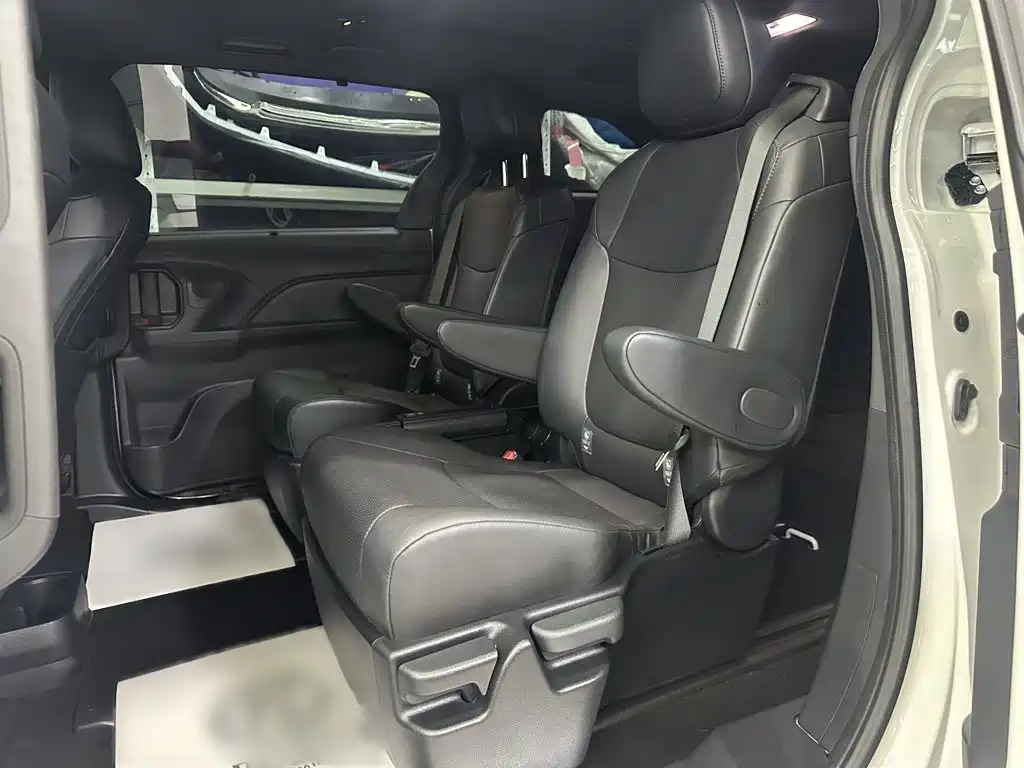 Toyota Granvia — миниатюра 12