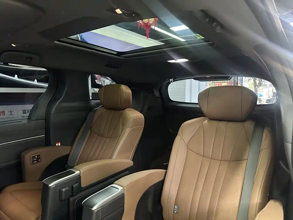 Toyota Granvia — миниатюра 17