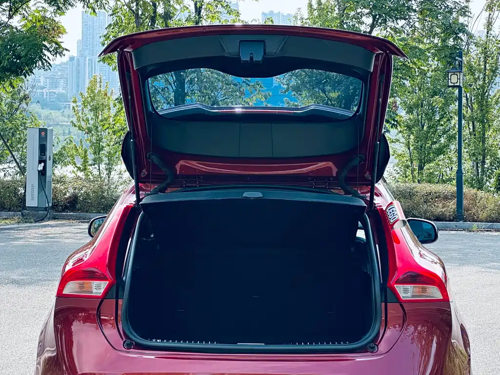 Volvo V40 — миниатюра 8