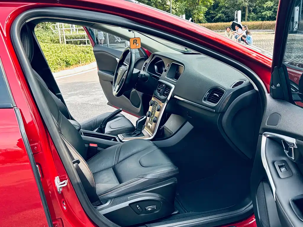 Volvo V40 — миниатюра 10