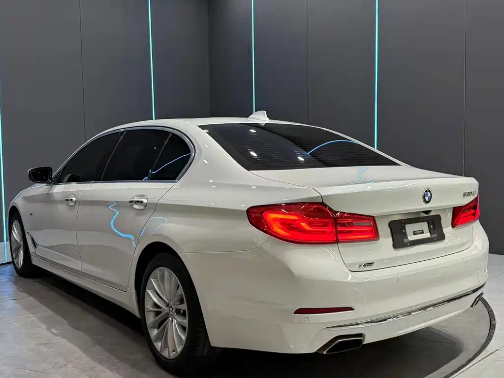 BMW 5 Series — миниатюра 8