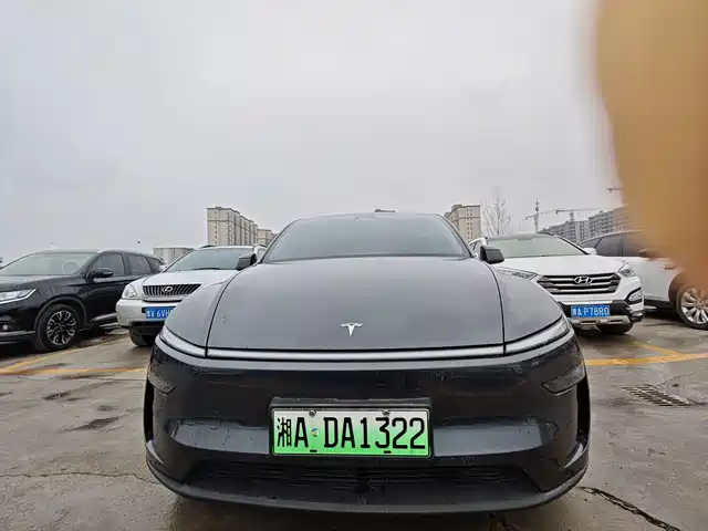 TESLA MODEL Y 2025