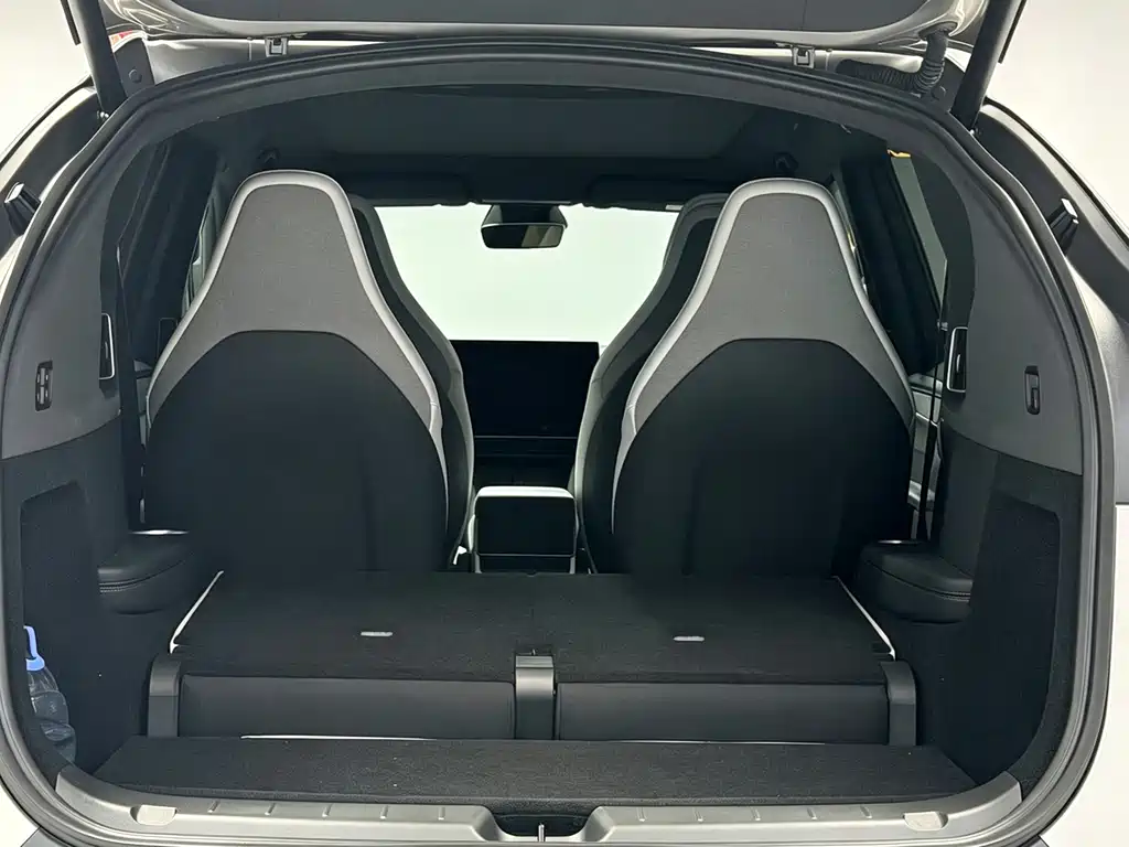 Tesla Model Y L — миниатюра 12