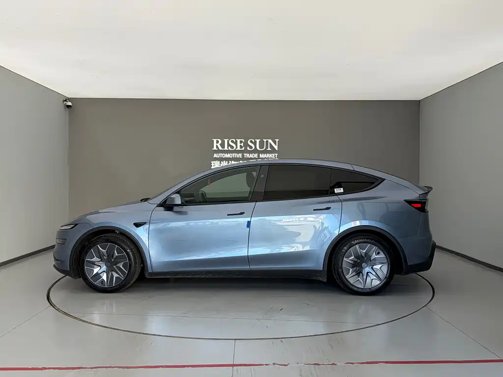 Tesla Model Y L — миниатюра 11