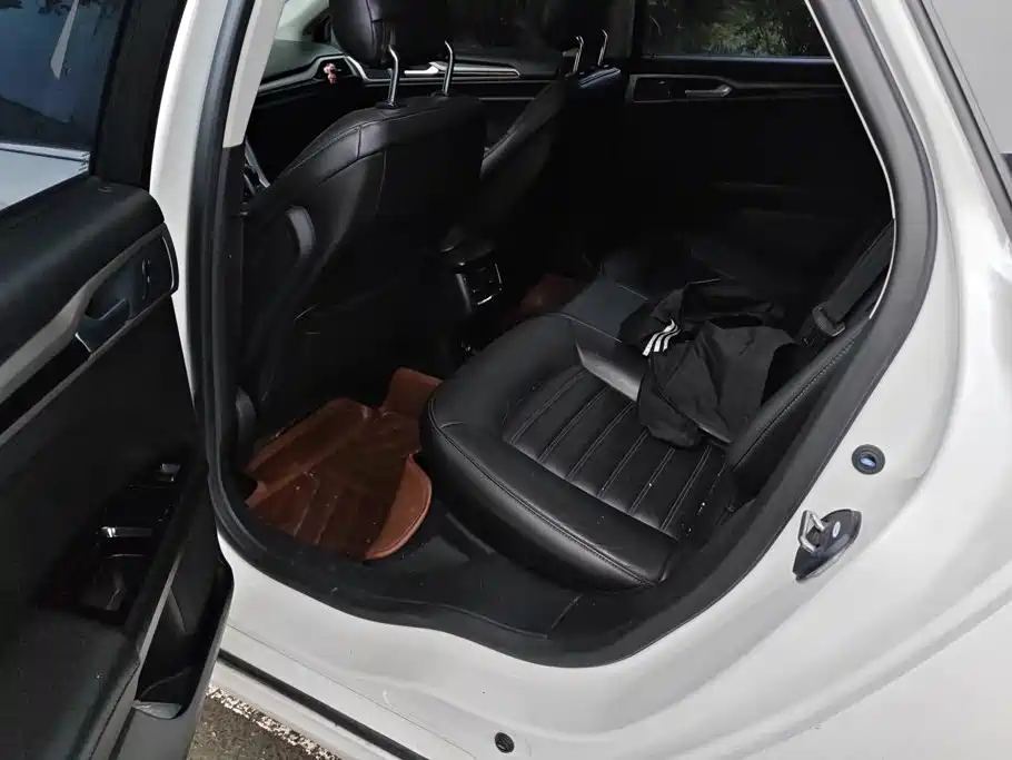 Ford Mondeo — миниатюра 11
