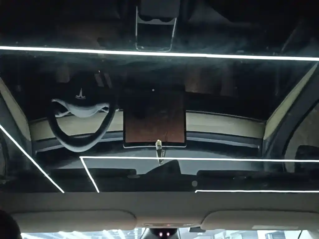 Tesla Model Y — миниатюра 18