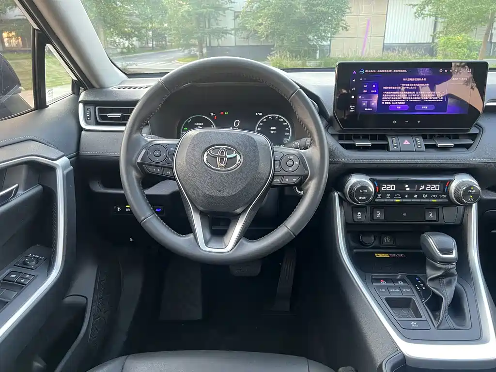 Toyota RAV4 — миниатюра 9