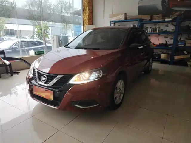 NISSAN TIIDA
