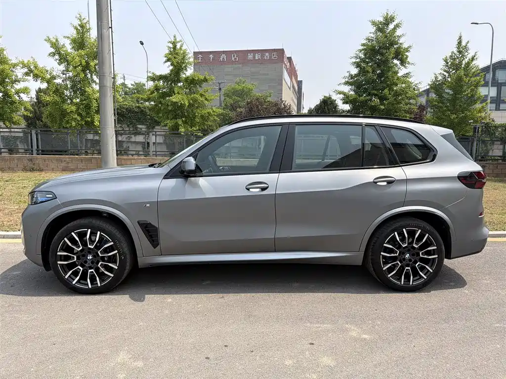 BMW X5 2025 xDrive 40Li M Sport Night Package