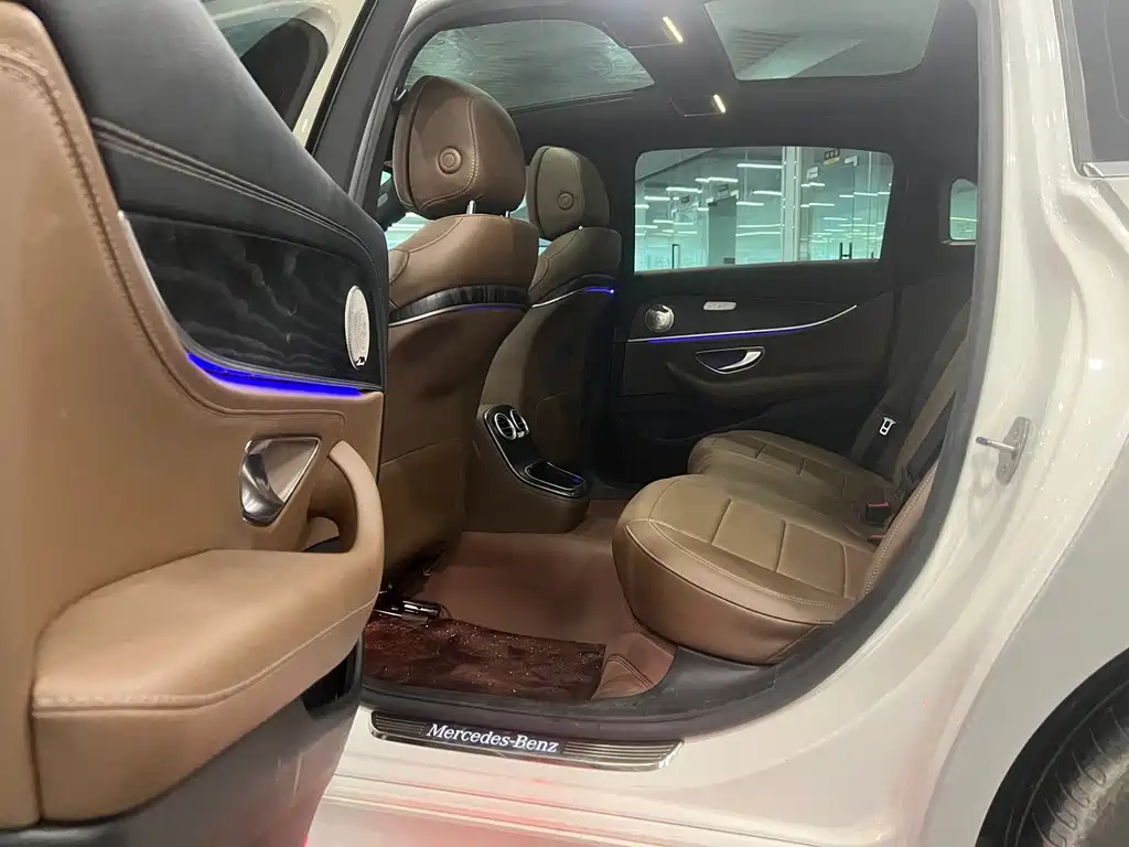Mercedes-Benz E-Class — миниатюра 11