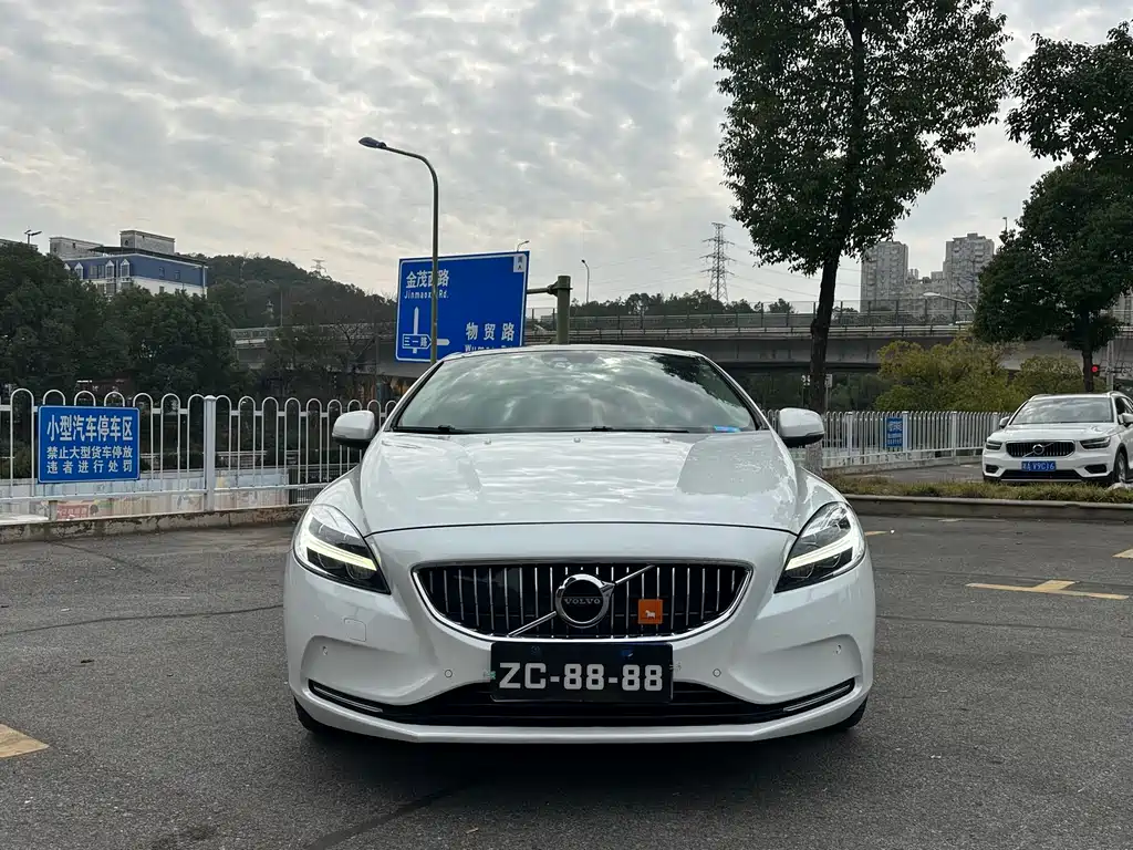 VOLVO V40
