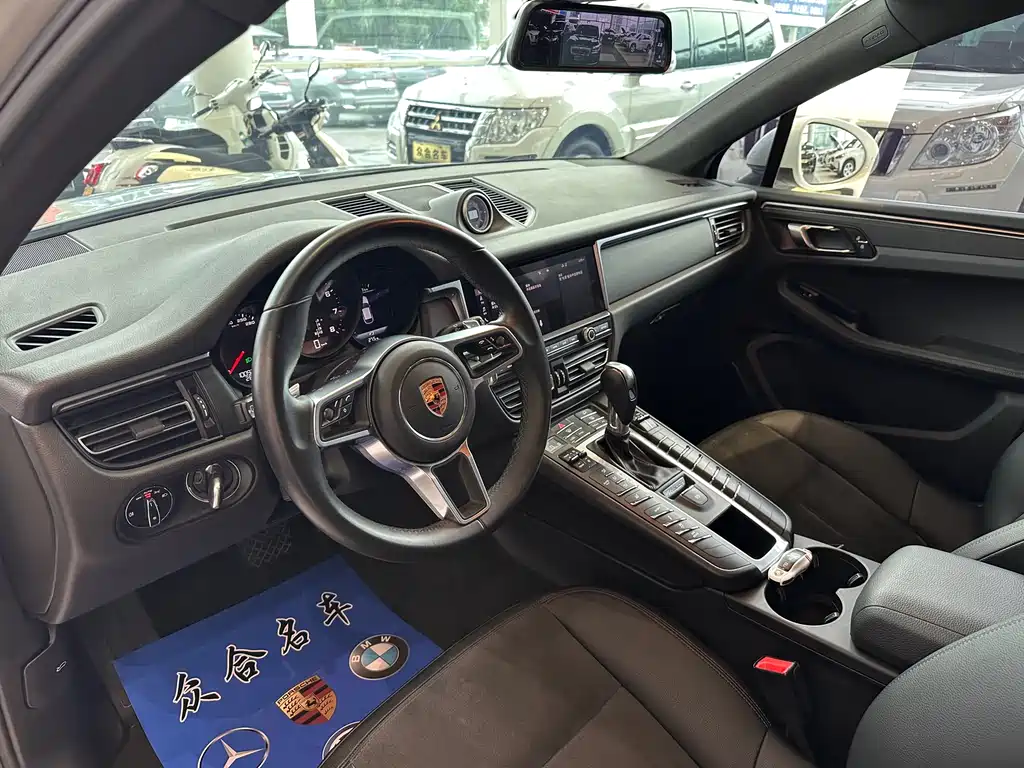 PORSCHE MACAN