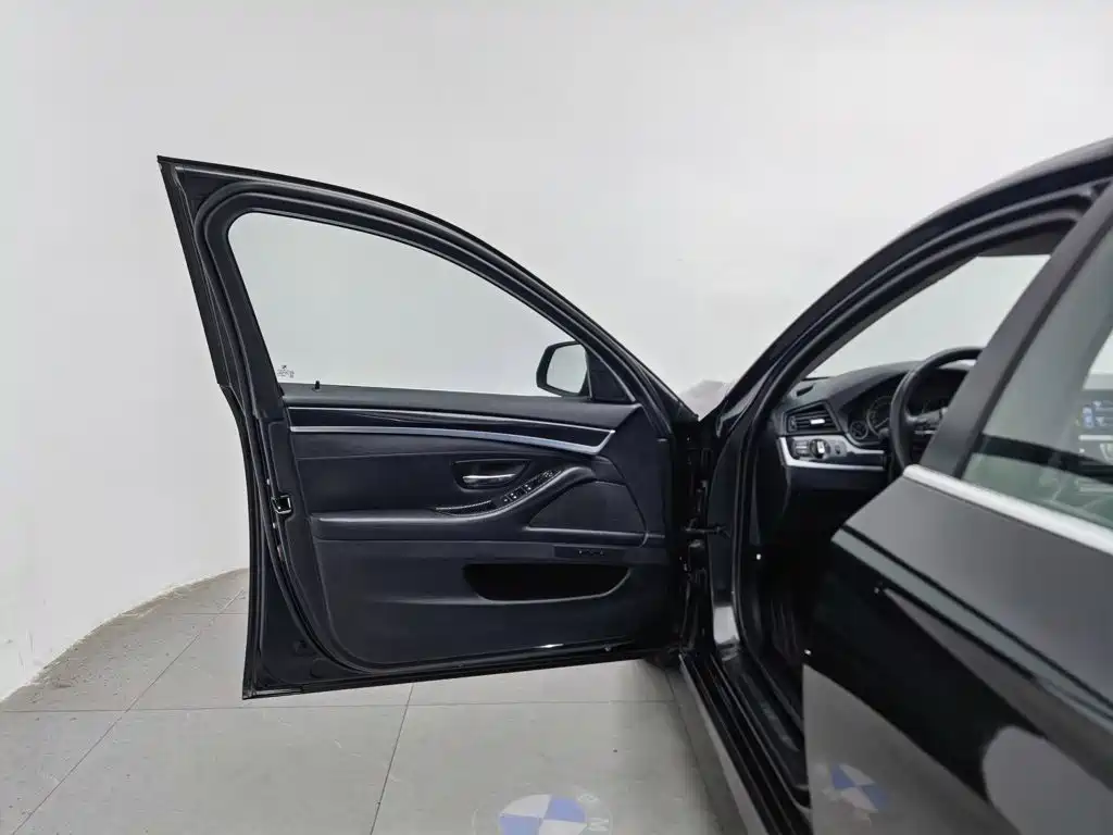 BMW 5 Series — миниатюра 8