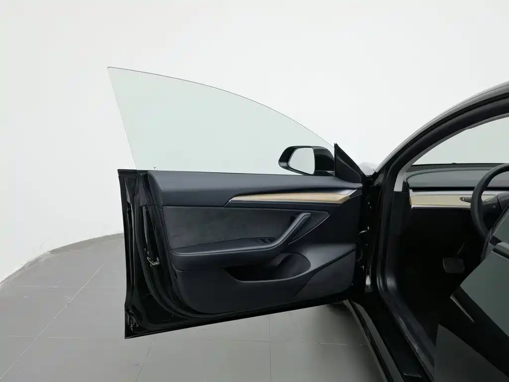 Tesla Model 3 — миниатюра 8