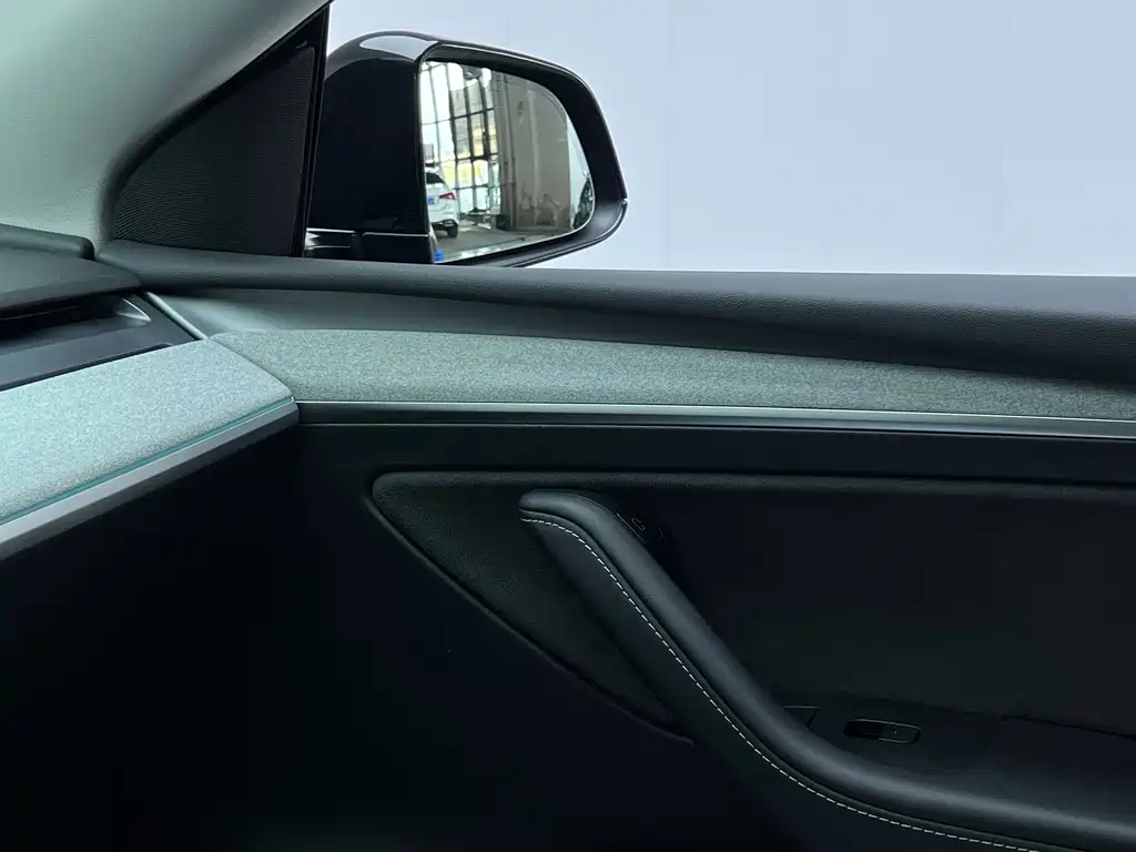 Tesla Model Y — миниатюра 11