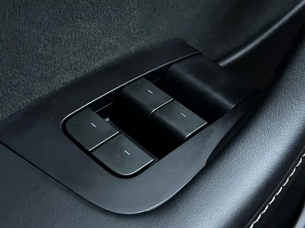 Tesla Model Y — миниатюра 12