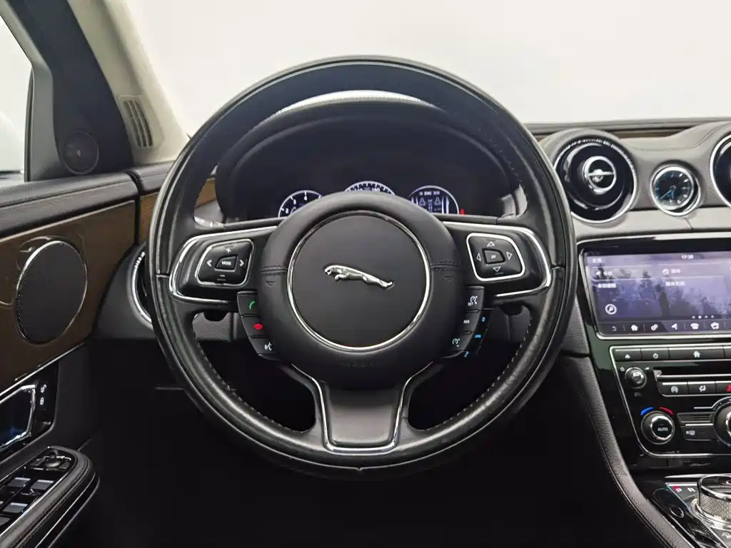Jaguar XJ — миниатюра 11