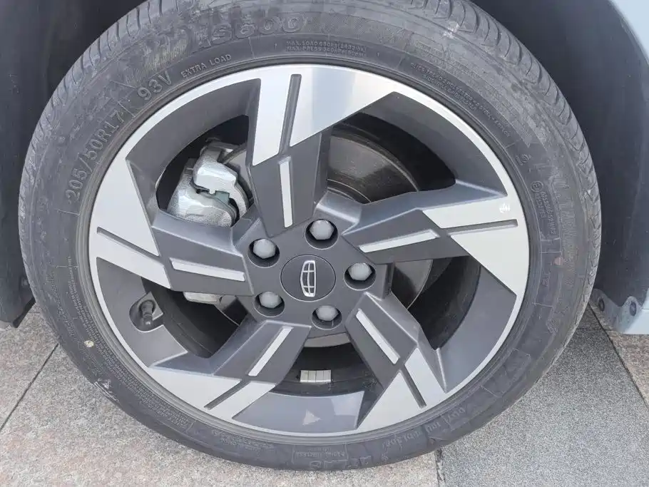 Geely L HiP — миниатюра 6