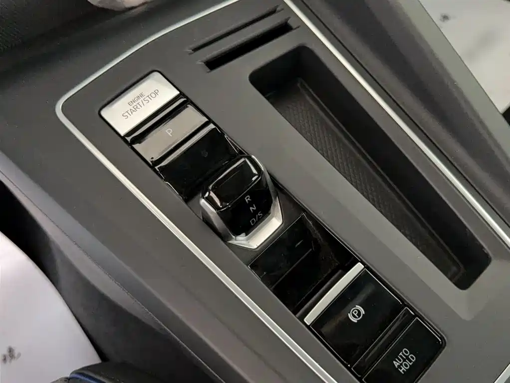 Volkswagen Golf 2025 300TSI R-Line