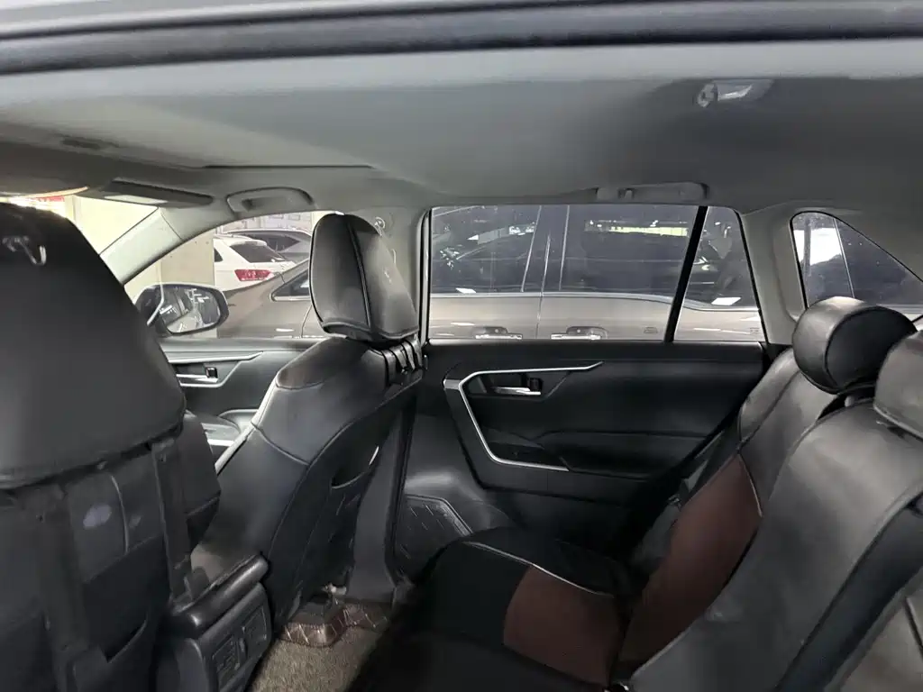 Toyota RAV4 - фото 14