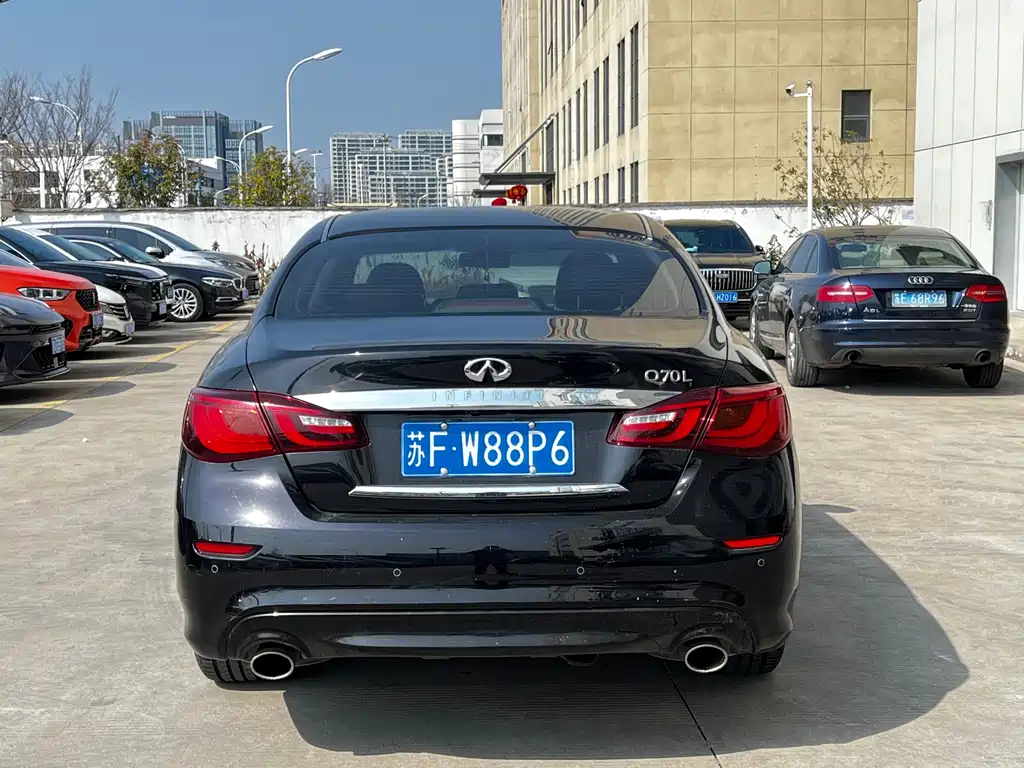 INFINITI Q70