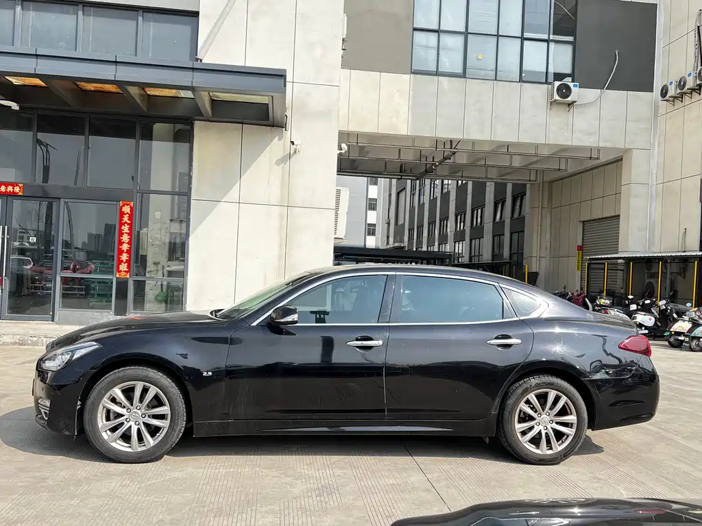 INFINITI Q70