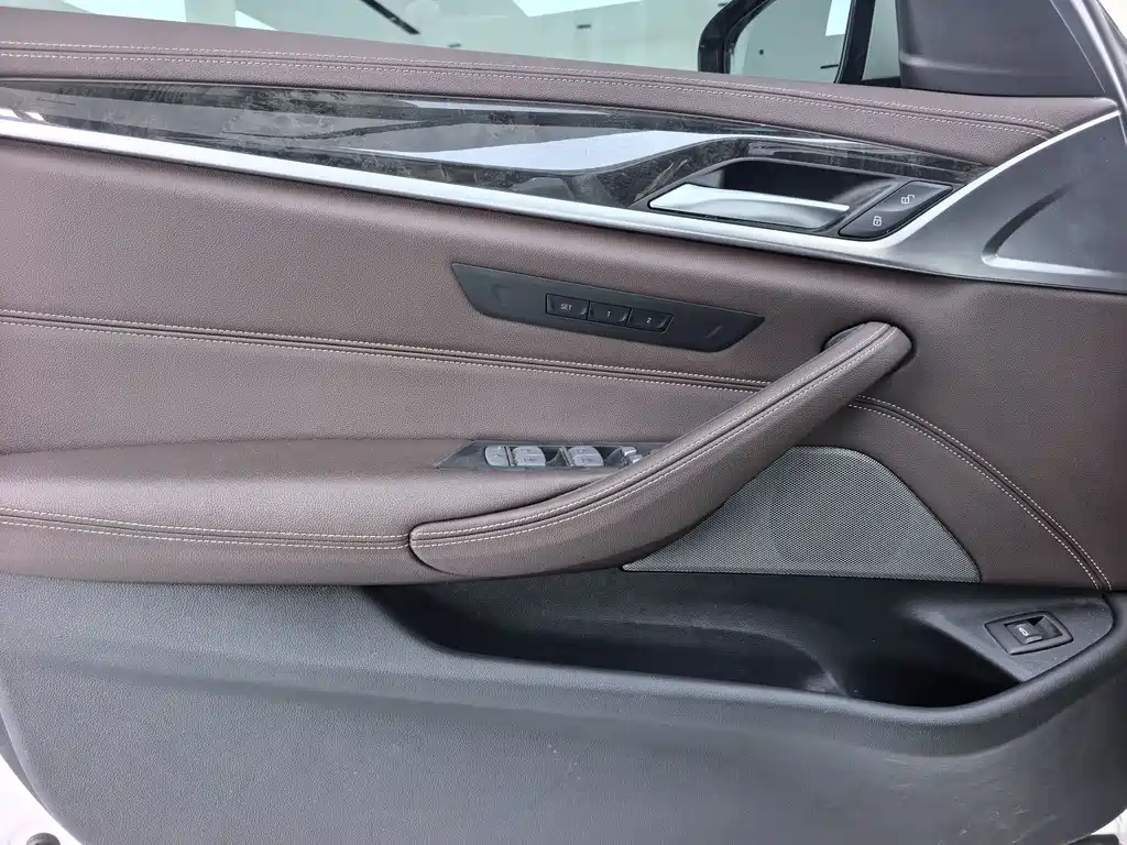 BMW 5 Series — миниатюра 4