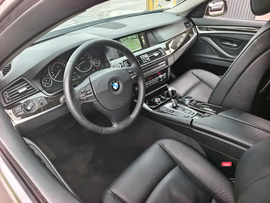 BMW 5 Series — миниатюра 10