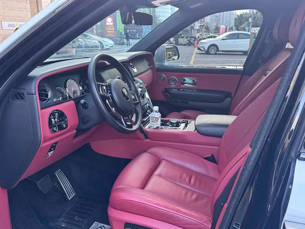 Rolls-Royce Cullinan 2018 мест