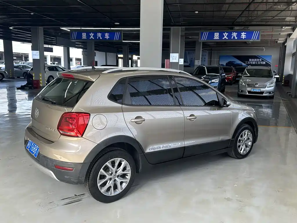 Volkswagen Polo 2014 1.6L Cross Polo AT