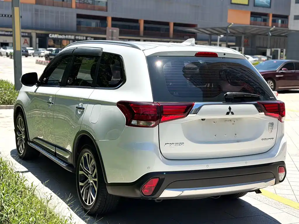 Mitsubishi Outlander — миниатюра 6