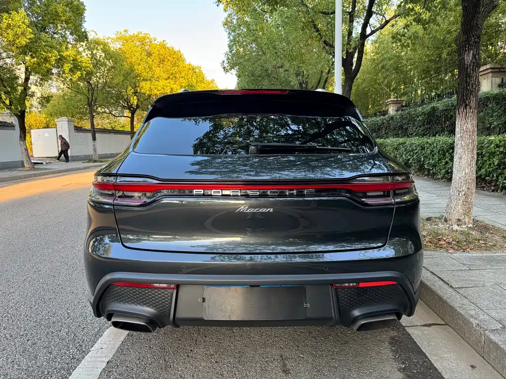 PORSCHE MACAN