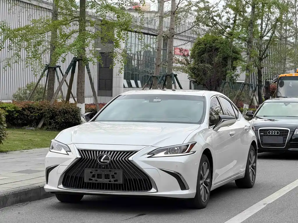 Lexus ES 2020